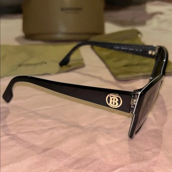 Authentic Burberry Ruth sunglasses - Picture 5 of 5